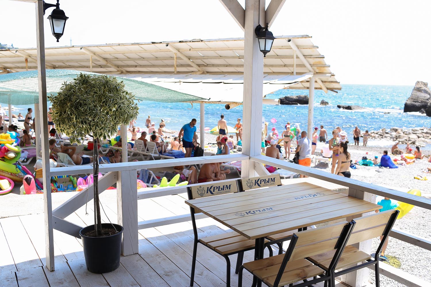Столик в кафе на пляже Нарышкинские камни в Симеизе рядом с парк отелем Лиго Морская