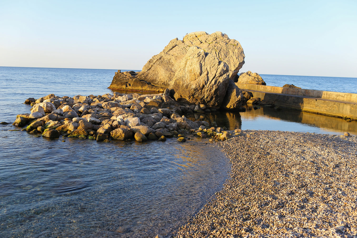 Большие камни на пляже Нарышкинские камни в Симеизе рядом с парк отелем Лиго Морская