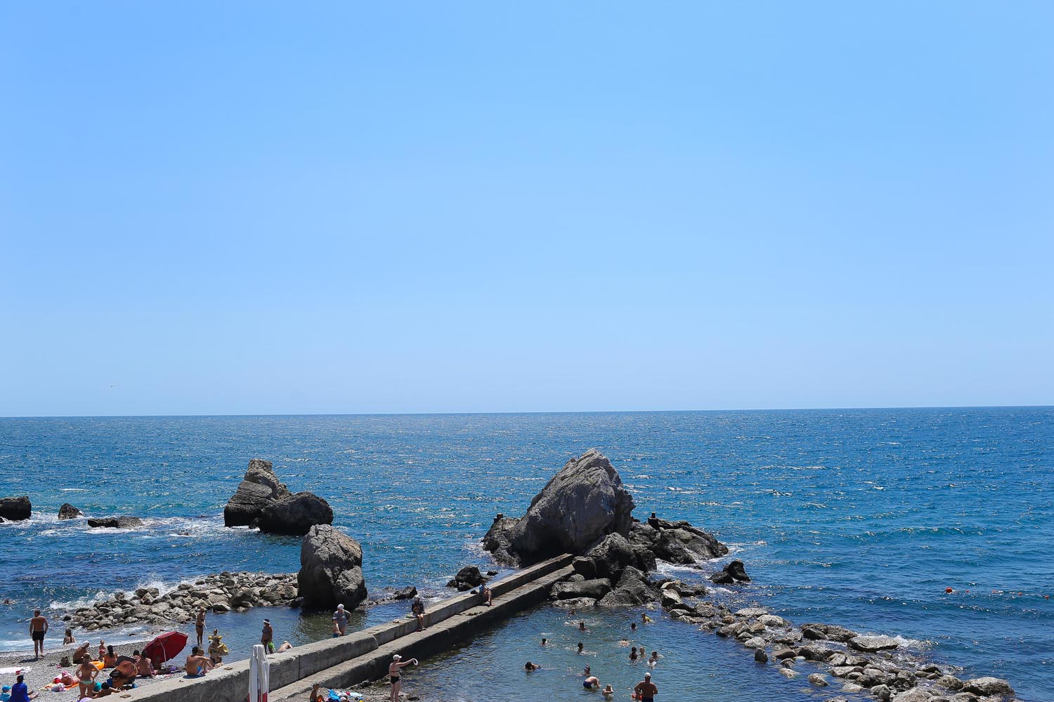 Открытый вид на море на пляже Нарышкинские камни в Симеизе рядом с парк отелем Лиго Морская