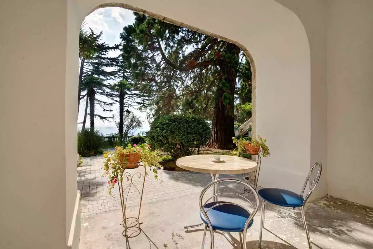 Столик с красивым видом в полулюксе с отдельным входом в парк отеле в Симеизе Лиго Морская