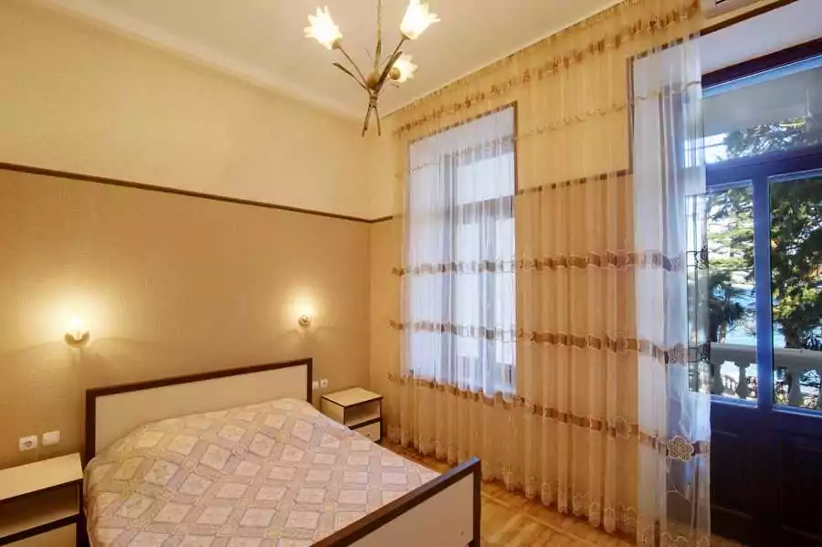 Спальное место у окон стандартного номера в отеле Симеиз Лиго Морская