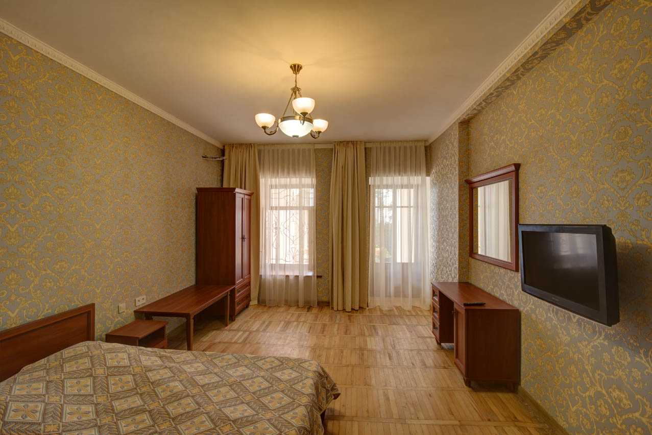 Общий вид комнаты в полулюксе с отдельным входом в парк отеле в Симеизе Лиго Морская