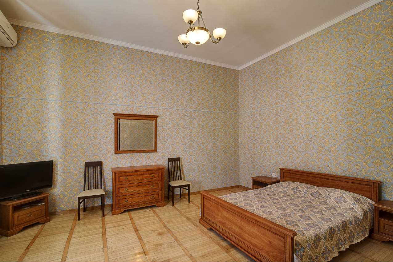Общий вид комнаты полулюкса с верандой, с видом на море и горы. Отель Лиго Морская