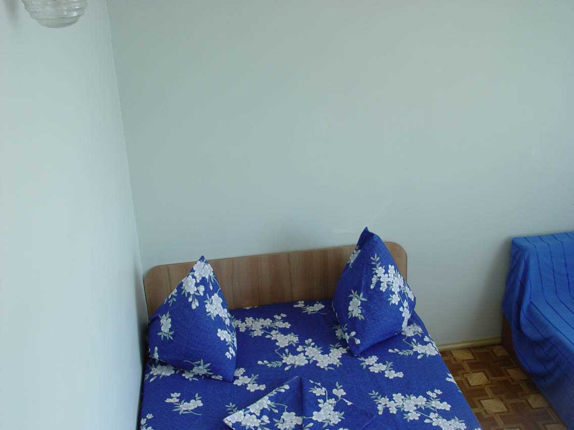 Кровать в номере эконом в парк отеле Лиго Морская