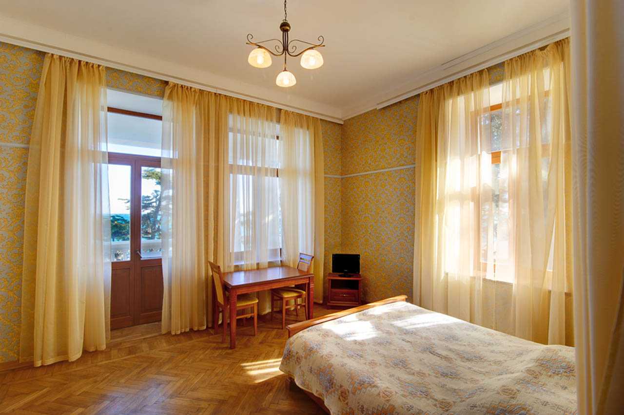Общий вид комнаты полулюкса с большой верандой и видом на море в гостинице в Симеиз Лиго Морская